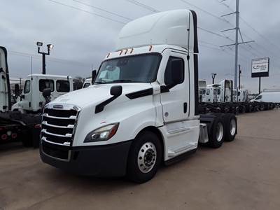 Freightliner Cascadia 126 Day Cab Truck - 400HP, 12 Speed Automatic