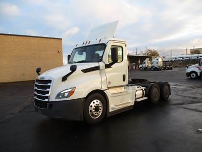 Freightliner Cascadia 126 Day Cab Truck - 450HP, 12 Speed Automatic