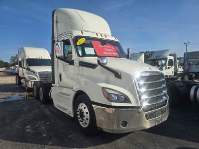 Freightliner Cascadia 126 Day Cab Truck - 450HP, 12 Speed Automatic