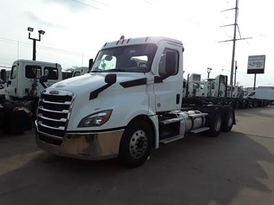 Freightliner Cascadia 126 Day Cab Truck - 450HP, 12 Speed Automatic