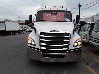 Freightliner Cascadia 126 Day Cab Truck - 450HP, 12 Speed Automatic