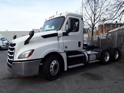 Freightliner Cascadia 126 Day Cab Truck - 455HP, 12 Speed Automatic