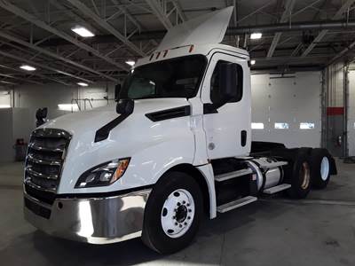 Freightliner Cascadia 126 Day Cab Truck - 450HP, 12 Speed Automatic