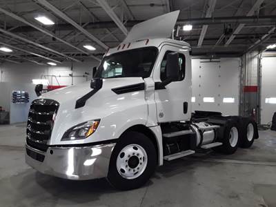 Freightliner Cascadia 126 Day Cab Truck - 450HP, 12 Speed Automatic