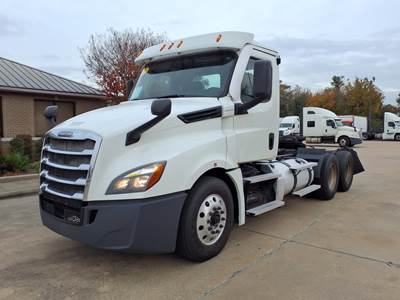 Freightliner Cascadia 126 Day Cab Truck - 450HP, 12 Speed Automatic