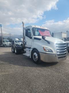 Freightliner Cascadia 126 Day Cab Truck - 450HP, 12 Speed Automatic