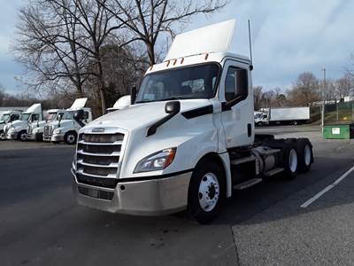 Freightliner Cascadia 126 Day Cab Truck - 450HP, 12 Speed Automatic