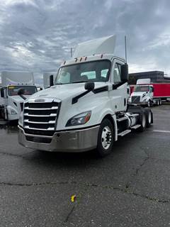 Freightliner Cascadia 126 Day Cab Truck - 455HP, 12 Speed Automatic