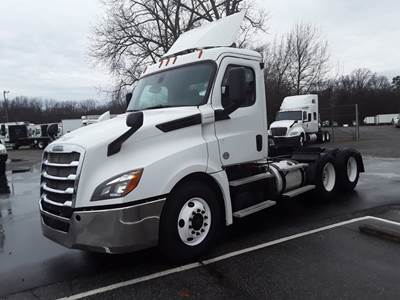 Freightliner Cascadia 126 Day Cab Truck - 450HP, 12 Speed Automatic