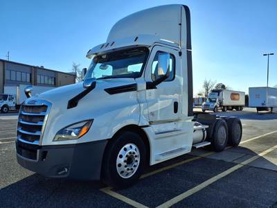 Freightliner Cascadia 126 Day Cab Truck - 400HP, 12 Speed Automatic