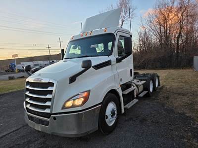 Freightliner Cascadia 126 Day Cab Truck - 450HP, 12 Speed Automatic