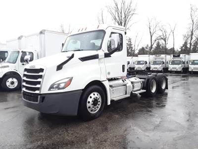 Freightliner Cascadia 126 Day Cab Truck - 450HP, 10 Speed Manual