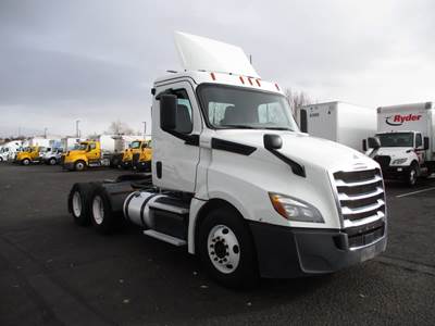 Freightliner Cascadia 126 Day Cab Truck - 450HP, 12 Speed Automatic