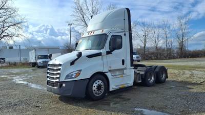 Freightliner Cascadia 126 Day Cab Truck - 400HP, 12 Speed Automatic