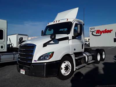Freightliner Cascadia 126 Day Cab Truck - 455HP, 12 Speed Automatic