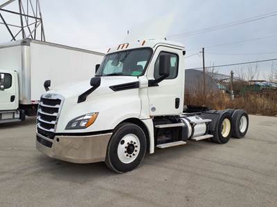 Freightliner Cascadia 126 Day Cab Truck - 450HP, 12 Speed Automatic