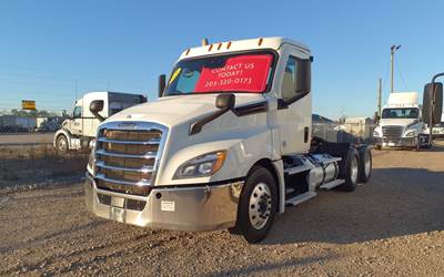 Freightliner Cascadia 126 Day Cab Truck - 450HP, 12 Speed Automatic