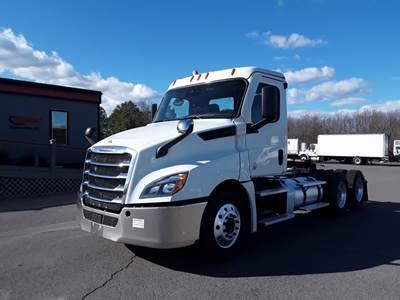 Freightliner Cascadia 126 Day Cab Truck - 450HP, 12 Speed Automatic