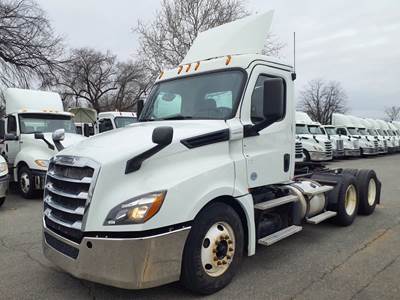 Freightliner Cascadia 126 Day Cab Truck - 455HP, 12 Speed Automatic