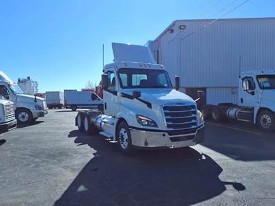 Freightliner Cascadia 126 Day Cab Truck - 455HP, 12 Speed Automatic