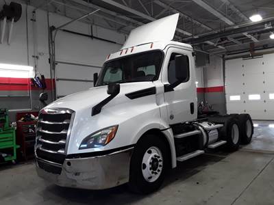 Freightliner Cascadia 126 Day Cab Truck - 450HP, 12 Speed Automatic