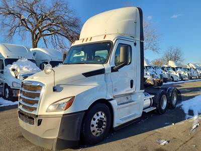 Freightliner Cascadia 126 Day Cab Truck - 455HP, 12 Speed Automatic