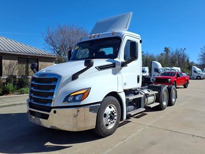 Freightliner Cascadia 126 Day Cab Truck - 455HP, 12 Speed Automatic