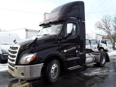 Freightliner Cascadia 126 Single Axle Day Cab Truck - 450HP, 10 Speed Manual