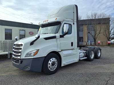 Freightliner Cascadia 126 Day Cab Truck - 400HP, 12 Speed Automatic