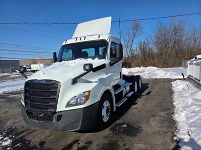 Freightliner Cascadia 126 Day Cab Truck - 450HP, 12 Speed Automatic