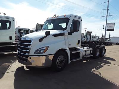 Freightliner Cascadia 126 Day Cab Truck - 450HP, 12 Speed Automatic