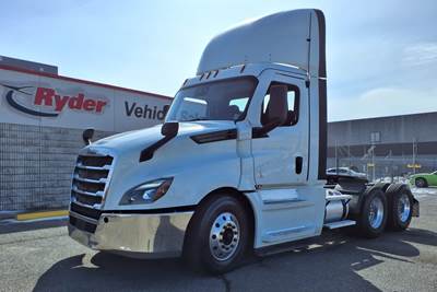 Freightliner Cascadia 126 Day Cab Truck - 455HP, 12 Speed Automatic