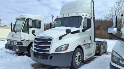 Freightliner Cascadia 126 Day Cab Truck - 400HP, 12 Speed Automatic