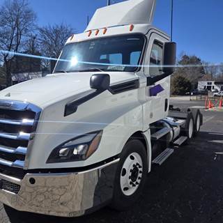 Freightliner Cascadia 126 Day Cab Truck - 455HP, 12 Speed Automatic