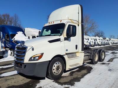 Freightliner Cascadia 126 Day Cab Truck - 455HP, 12 Speed Automatic