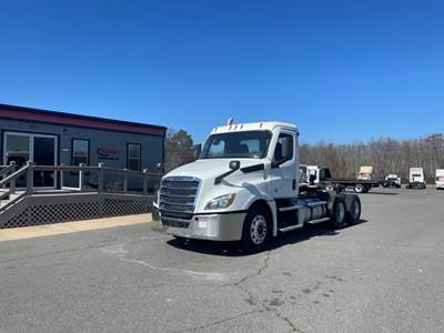 Freightliner Cascadia 126 Day Cab Truck - 450HP, 12 Speed Automatic