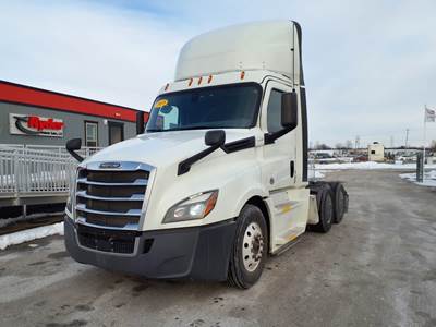 Freightliner Cascadia 126 Day Cab Truck - 400HP, 12 Speed Automatic
