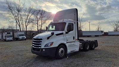 Freightliner Cascadia 126 Day Cab Truck - 400HP, 12 Speed Automatic