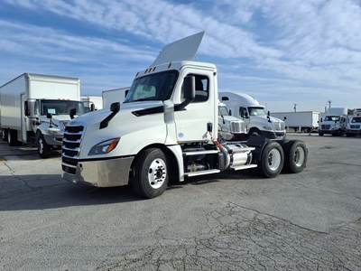Freightliner Cascadia 126 Day Cab Truck - 455HP, 12 Speed Automatic