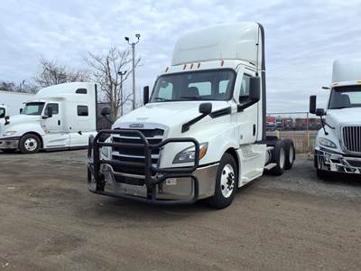 Freightliner Cascadia 126 Day Cab Truck - 450HP, 10 Speed Manual