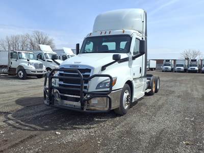 Freightliner Cascadia 126 Day Cab Truck - 450HP, 10 Speed Manual