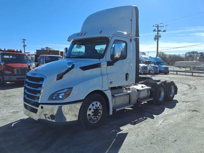 Freightliner Cascadia 126 Day Cab Truck - 455HP, 12 Speed Automatic