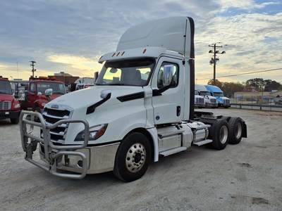 Freightliner Cascadia 126 Day Cab Truck - 455HP, 12 Speed Automatic