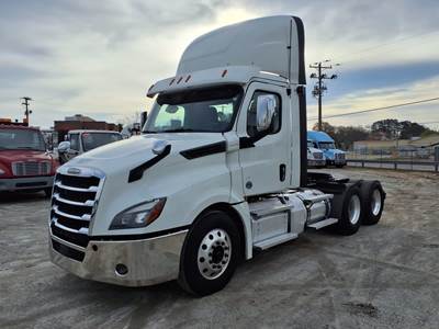 Freightliner Cascadia 126 Day Cab Truck - 455HP, 12 Speed Automatic