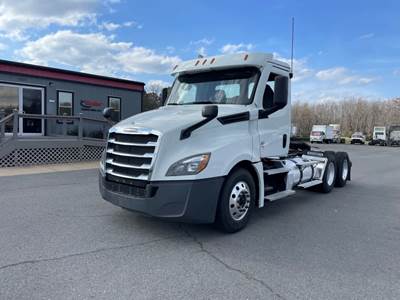 Freightliner Cascadia 126 Day Cab Truck - 450HP, 12 Speed Automatic