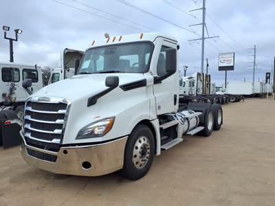 Freightliner Cascadia 126 Day Cab Truck - 450HP, 12 Speed Automatic