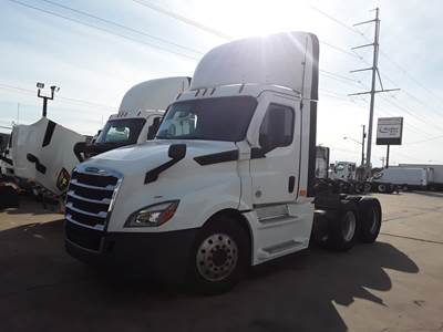Freightliner Cascadia 126 Day Cab Truck - 400HP, 12 Speed Automatic