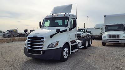 Freightliner Cascadia 126 Day Cab Truck - 455HP, 12 Speed Automatic