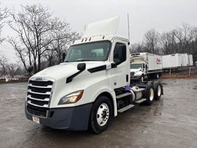 Freightliner Cascadia 126 Day Cab Truck - 450HP, 12 Speed Automatic