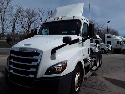 Freightliner Cascadia 126 Day Cab Truck - 450HP, 12 Speed Automatic